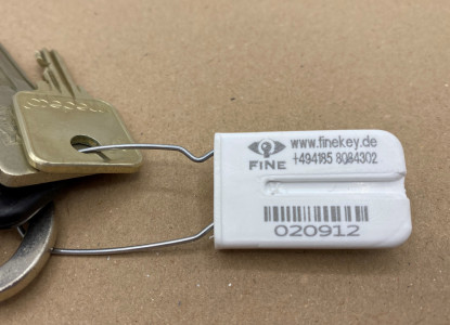 Drahtclip wei&szlig; mit BarCode und Seriennummer